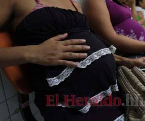 Autoridades de salud recomiendan a las mujeres embarazadas vacunarse en cualquier etapa para protegerse del covid-19. Foto: El Heraldo