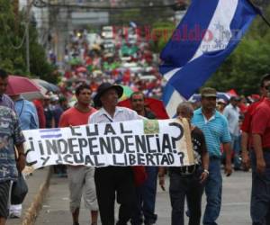 La marcha inició en el bulevar Morazán y se dirige al centro de la capital. Foto: Alex Pérez/ EL HERALDO.