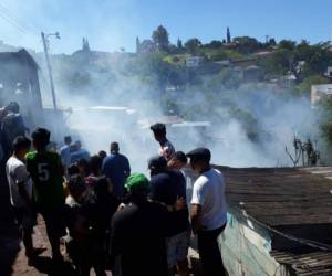 La zona afectada por el fuego queda en una hondonada donde no hay fácil acceso vehicular.