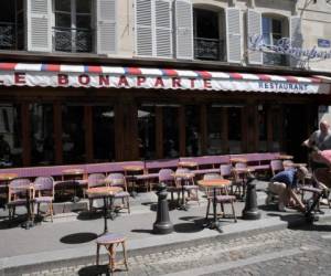 En esta imagen de archivo, tomada el 1 de junio de 2020, camareros preparan la terraza de un restaurante para respetar la distancia de seguridad, en París, mientras Francia levanta gradualmente su cuarentena por el coronavirus.