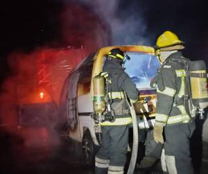 La madrugada de este lunes 15 de junio se reportó un incendio que consumió un busito blanco y dejó como saldo dos personas con quemaduras en varias partes del cuerpo. El siniestro se registró a la altura de la colonia Villa Vieja, carretera hacia el oriente del país. A continuación las imágenes que dejan entrever la magnitud del hecho.