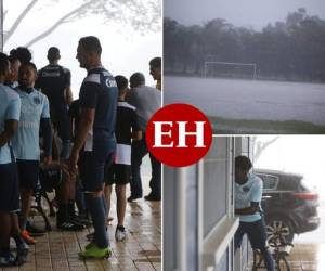 Los jugadores del Ciclón tuvieron que esperar a que pasara la lluvia, pese a que ya estaban vestidos para entrenar. La cancha quedó completamente inundada. Aquí las fotos. (Fotos: David Romero / EL HERALDO)