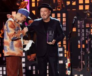 Residente no dejó de temblar mientras le dedicaba unas palabras a Rubén Blades en los Latin Grammy. Foto: AFP