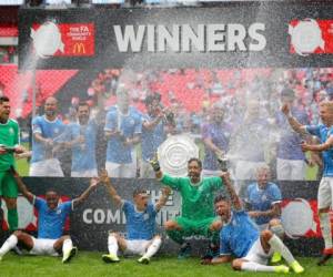 Los jugadores del Manchester City celebrando luego de ganar la Community Shield contra Liverpool en el estadio de Wembley. (AP Foto/Frank Augstein)