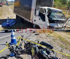 Así quedó el camión y la moto tras el accidente. (Foto: Policía Nacional)