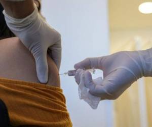 Según criterios de la OMS, los primeros grupos a proteger con la vacuna contra el covid-19 serán los trabajadores de la salud, los enfermos crónicos y adultos mayores. Foto: AFP