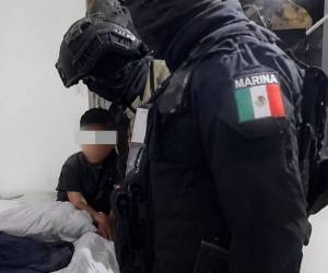 Un niño de seis años sobrevivió al múltiple asesinato de su familia en un departamento de Atizapán de Zaragoza, Estado de México, luego de esconderse debajo de una cama mientras un hombre mataba a sus familiares.