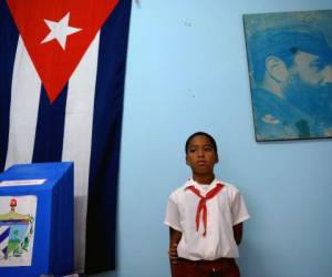 (FILES) In this file photo taken on November 26, 2017 a schoolboy remains standing at a polling station at Nautico neighbourhood in Havana during municipal elections.Cubans will vote on March 11, 2018, for 605 members to the National Assembly who will be elected, among them, the successor of President Raul Castro. / AFP PHOTO / YAMIL LAGE