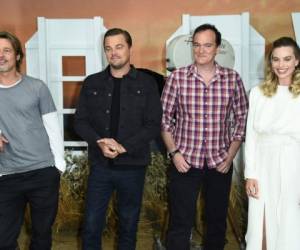 De izquierda a derecha, Leonardo DiCaprio, Quentin Tarantino y Margot Robbie en una sesión de retratos de 'Once Upon a Time in Hollywood' en el Hotel Four Seasons en Los Angeles. La película se estrena el 26 de julio en Estados Unidos. Foto: Jordan Strauss/Invision/AP