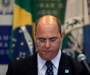 El gobernador de Río de Janeiro, Wilson Witzel, hace gestos durante una conferencia de prensa en Río de Janeiro.