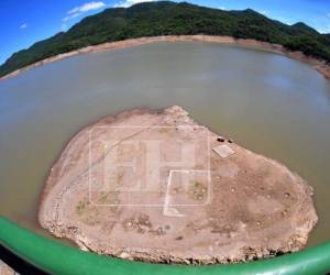 Una isla de tierra y roca emergió en el centro de la represa La Concepción, una escena poco habitual que evidencia la disminución del nivel de agua en uno de los principales embalses que abastecen a Tegucigalpa.