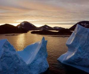 La imagen muestra una vista aérea con varios icebergs flotando al amanecer cerca de Kulusuk, Groenlandia. Foto: AP.
