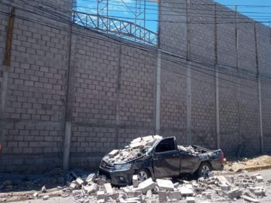 Varios bloques destruyeron la cabina del carro donde se trasladaba la dama.