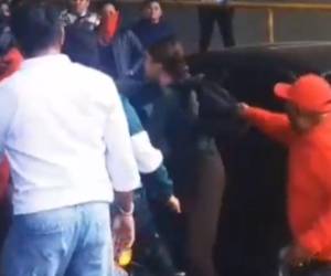 Este es el momento en que la joven es jaloneada por un miembro de Libre, mientras intenta ayudar a su compañero que está siendo violentamente golpeado por los colectivos.