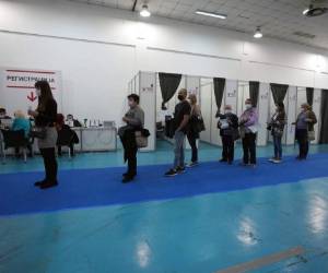 Un grupo de personas espera en fila para recibir una dosis de una vacuna contra el covid-19 en un centro de vacunación instalado en la Feria de Belgrado, en Belgrado, Serbia. Foto: AP
