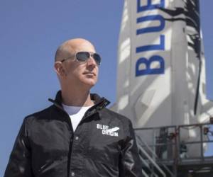 Esta foto del folleto de archivo tomada el 24 de abril de 2015, obtenida por cortesía de Blue Origin, muestra a Jeff Bezos, fundador de Blue Origin, en las instalaciones de lanzamiento de New Shepard's West Texas. Foto: AFP