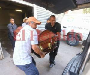 El cadáver de José Santos Gómez fue retirado la mañana de este lunes por sus familiares de la morgue capitalina. Foto: Estalin Irías/EL HERALDO.