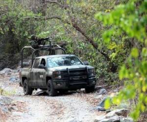 El enfrentamiento se prolongó por unos 30 minutos y se sumaron en apoyo militares destacados en Guerrero. Foto: cortesía Eleazar Arzate/Reforma.