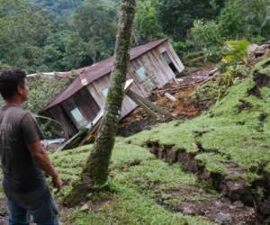 Los derrumbes y deslizamientos se han reportado en los cuatro puntos cardinales de la nación y han devastado viviendas y ejes carreteros.