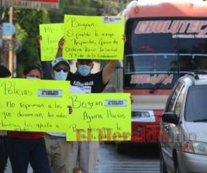 Los 'indignados' protestan con pancartas a las afueras de los juzgados. Foto: Estalin Irías/EL HERALDO