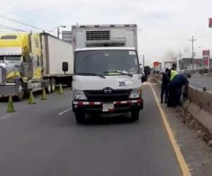 Este fue el camión que atropelló al hondureño cuando intentó cruzar la calle. Foto: @nexnoticias/EL HERALDO.