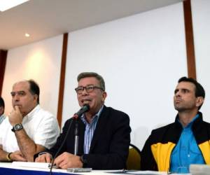 El alcalde de Baruta Gerardo Blide habla junto al líder de la oposición y el gobernador del estado Miranda, Henrique Capriles y el presidente del parlamento Julio Andres Borges, durante una conferencia de prensa en Caracas. Foto: AFP
