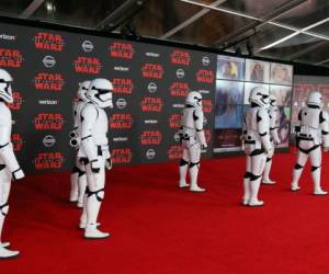 Los personajes de Star Wars actuaron en el estreno de Disney Pictures y Lucasfilm ' s 'Star Wars: El último Jedi' en el Shrine Auditorium, en los Ángeles el 9 de diciembre de 2017. (Foto: AFP)