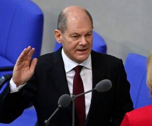 Scholf prestó juramento, junto a su gobierno y ante los diputados, leyendo el artículo 56 de la Ley Fundamental, en el que promete 'consagrar sus fuerzas al bien del pueblo alemán'. Foto: AFP