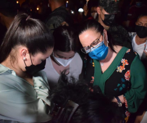 Ana García y sus tres hijos llegaron hasta Dirección Nacional de Fuerzas Especiales para orar por Juan Orlando Hernández.