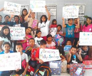 Niños del albergue El Refugio reciben mochilas, ropa y útiles escolares de la Asociación de la Cultura Hondureña en Chicago. Fotos Cortesía.