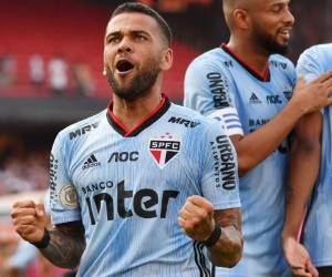 Dani Alves celebrando su primer gol con el Sao Paulo en la Liga de Brasil. Foto:AFP