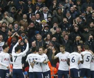 El delantero inglés del Tottenham Hotspur, Harry Kane celebra con sus compañeros de equipo después de anotar el primer gol durante la Premier League inglesa. Foto: AFP