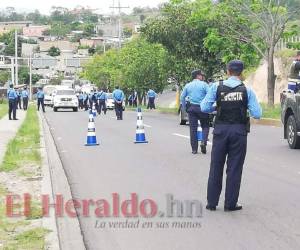 La Policía mantiene operativos en varias calles y bulevares para evitar bloques y protestas. Foto: Estalin Irías / EL HERALDO.