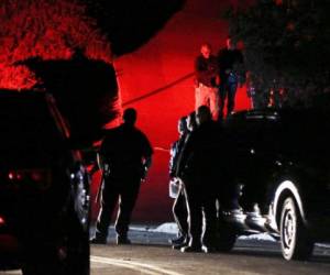 Más de 100 personas estuvieron presentes en la casa donde se registró el fatal tiroteo. Foto: AP.