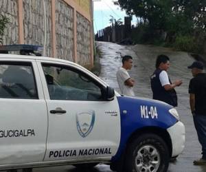Policías investigan el asesinato de una adolescente en la colonia Villa Cristina. (Foto: Estalin Irías)