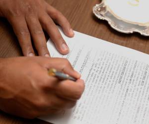 El documento permite dejar expresada la voluntad de una persona sobre sus bienes y otras decisiones que pueden producir efectos después de su fallecimiento.