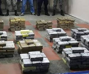 La droga estaba oculta en sacos adheridos a la parte sumergida de la embarcación. Foto: Cortesía