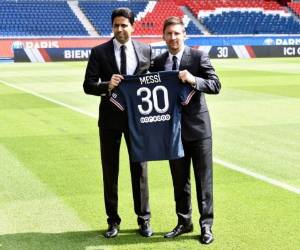 En el Parque de los Príncipes, Messi junto al presidente del club, Nasser Al-Khelaifi. Su camisa ya se vende como pan caliente. Foto: AFP/Twitter