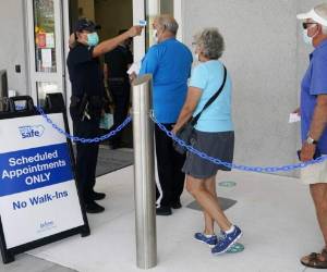 Los científicos descubrieron una nueva versión del virus que es más contagiosa y menos susceptible a ciertos tratamientos. Ahora causa más del 90% de los contagios nuevos en Sudáfrica y se ha esparcido a 40 países. Foto: AP.