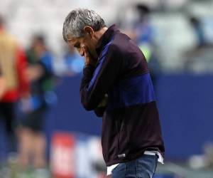 El entrenador español del Barcelona, ​​Quique Setien, reacciona durante el partido de fútbol de cuartos de final de la Liga de Campeones de la UEFA entre el Barcelona y el Bayern de Múnich. Foto: AFP
