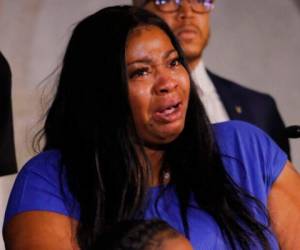 Roxie Washington, expareja de Floyd, no pudo contener las lágrimas por la muerte del papá de su hija. Foto: AP