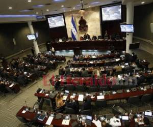 Al no ser tan reconocidos, estos diputados suplentes de la bancada nacionalista aprovechan a introducir propuestas para el beneficio de compañeros implicados en ilícitos. Foto: cortesía.