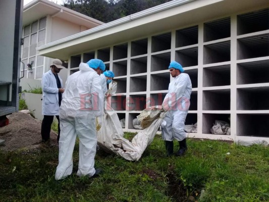 El personal de la morgue sepultó 40 cuerpos que nunca fueron reclamados en Medicina Legal. Foto: Estalin Irías/EL HERALDO.
