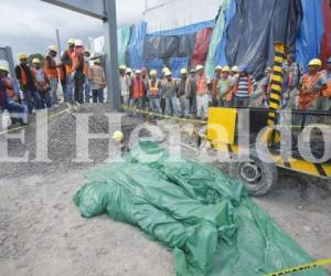 Tres obreros murieron soterrados este martes en una construcción en la colonia América de la capital de Honduras. ...