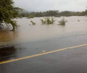 Varios tramos de la carretera hacia el sur de Honduras están anegados tras desbordamiento de ríos, acá cómo luce la vía hacia Coyolito.