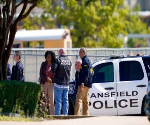 Agentes acuden a la escuela Timberview High School tras el reporte de un tiroteo en Arlington, Texas, el 6 de octubre de 2021. (AP Foto/LM Otero)