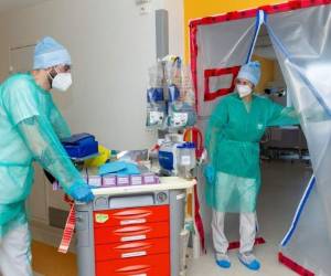 La decisión fue tomada luego del aumento de contagios por la covid-19 en los Estados Miembros de la Unión Europea. FOTO: AFP