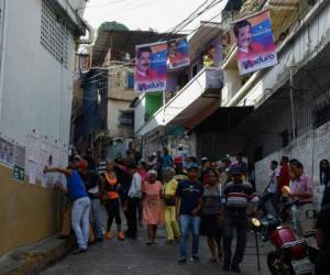 La ley electoral de Venezuela solicita que cualquier proselitismo político se realice al menos a 200 metros de distancia de los centros de votación. Foto: Agencia AFP