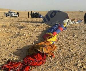 El globo aerostático en el que viajaban unas 20 personas cayó cerca de la ciudad egipcia de Luxor. Foto: Cortesía Twitter