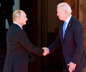 Biden tomó la iniciativa y tendió la mano a Putin. 'Siempre es mejor verse cara a cara', dijo el mandatario estadounidense al inicio de esta cumbre, la primera con el líder ruso desde que llegó a la Casa Blanca en enero. Foto: AFP
